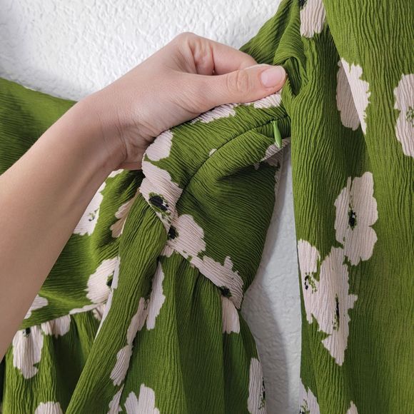 ASTR the Label Toscana Babydoll Blouse Green Floral Bubble Sleeve Size Small - Picture 7 of 10